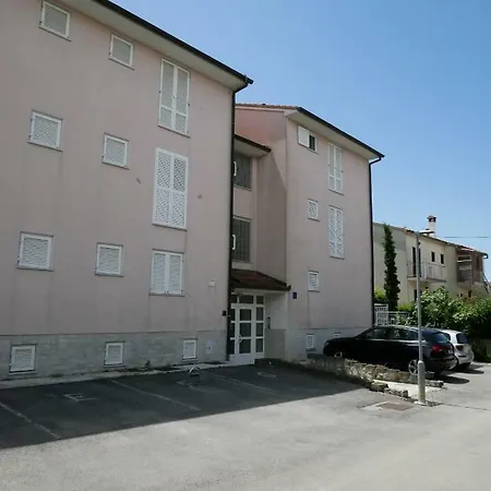 Aia Apartment *